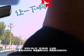 女童误将弹珠塞鼻孔，交警怒吼开道逆行送医#交警正能量 视频封面