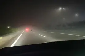 遇到团雾，打开手机摄像功能，前方看的比较清晰。视频封面