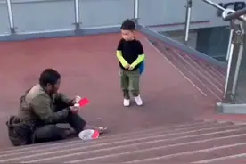 2月9日，河南郑州男孩给流浪汉爷爷拜年，老人将盒子里最大面值的钱给孩子当压岁钱视频封面