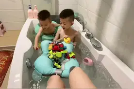 夏天怎么能少得了玩水呢，浴缸🛁承包了我们一晚上的快乐。视频封面
