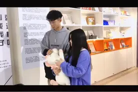 很多故事看第二遍依然难过，是因为那些似曾相识的经历都印进了心里，不要做无谓的事，你怎么能握得紧沙子呢…#分手视频封面