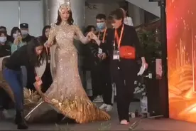 #金鹰女神宋茜 在工作人员的帮助下走上台接受采访。裙子确实漂亮呀！视频封面