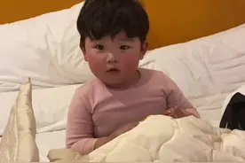 幼儿园舍不得吃蛋糕带回来给妈妈吃，感动！#猛男张张 #人类幼崽好暖 @抖音短视频 @DOU+小助手视频封面