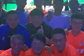 青岛与世界干杯！左文清、宿茂臻、祁宏、申思、谢晖、李玮峰、马永康等足坛名宿齐聚青岛痛饮啤酒，为即将在明晨对阵越南队的中国男足加油助威！#中国足球 视频封面