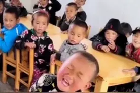 “明明那道光她要嫁给俺”？小帅哥唱的啥？我好像听懂了，又好像没懂，谁能给翻译下？（来源:我是土豆12345）