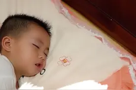 在孩子床边放上两个柠檬，一个晚上居然可以长5厘米你相信吗？视频封面