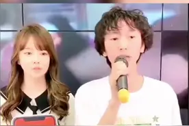 近日，庞麦郎在直播间直播时，一旁的助理小姐姐的反应表情笑翻众人……网友：憋笑憋坏了算工伤吗！视频封面