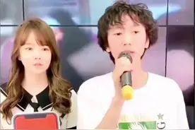 近日，庞麦郎在直播间直播时，一旁的助理小姐姐的反应表情笑翻众人……网友：憋笑憋坏了算工伤吗！视频封面
