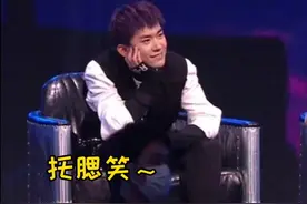 易烊千玺托腮笑太治愈了～各种花式笑容视频封面