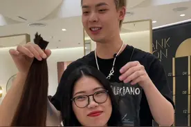 非常有爱心的一位姐姐 将自己留了几年的头发 捐给了癌症小朋友 就是为了能满足癌症小朋友的一个长发梦❤视频封面