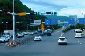 这是2022年6月25日拍摄的“惠深沿海高速”深圳盐田段，途经盐田港，大梅沙，大家看看变化大吗？对了，2022年“坪盐通道”通车了哦，坪山可以直达大梅沙啦！#深圳 #蓝天白云晴空万里 #最美的风景在路上 #蓝天白云视频封面