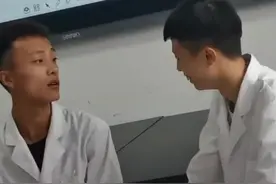 护理课上学生模拟癫痫发作 一男生秒入戏全场惊呼，网友：表演鬼才视频封面