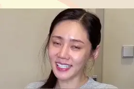 #秋瓷炫深夜吃于晓光做的拉面，一边吃忍不住哭了起来，随后道歉说自己不好，心疼姐姐了，别这么卑微视频封面