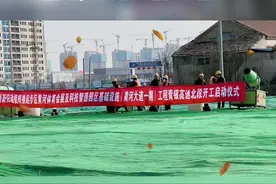 济南起步区黄河大道一期（青银高速北段）开工##比亚迪 #工程人一直在路上 #建筑施工 #城市规划  济南黄河大道作为贯穿起步区东西的大动脉，其重要性相当于现在济南城区的经十路icon，被称为济南的“第二条经十路”。2021年仅用8个月的时间就实现了崔寨组团黄河国际会展中心至黄河体育中心地上的通车，可谓进展神速，据说是工人24小时三班倒换人不停工。今天开工段是黄河国际会展中心往北至比亚迪产业园区段，刚好跟比亚迪2.5万的招聘相对应，通车后比亚迪上班会很方便了。视频封面