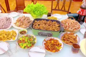 老公请好兄弟来家吃饭，媳妇用1个小时做10个菜视频封面