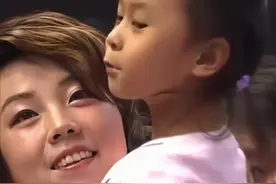张怡宁带女儿看比赛，当妈妈后的大魔王变得好温柔！#张怡宁视频封面