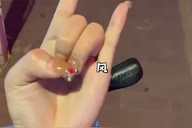 #轻而易剪 @剪映 风火雷电手势召唤天雷教程，学会了又可以发朋友圈了@DOU+小助手