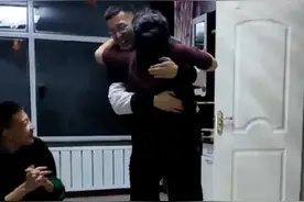 三年未回家的兵哥哥突然回家，妈妈开心的像个孩子。（张泽鑫 李龙）#感动瞬间 #团聚 #暖心 #2022年春节 视频封面