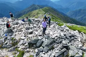 #登山 #日本百名山 #航拍 日本北阿尔卑斯山脉的黑部五郎岳视频封面