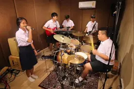 泰国中学生合奏泰文版 爱要坦荡荡，这个小胖子鼓手怎么样？#鼓手视频封面