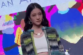 张雪迎条纹外套搭配牛仔裤造型亮相#上海时装周 闭幕式#张雪迎 #hello时尚季视频封面