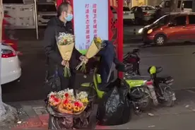 #卖花爷爷视频火爆后网友转钱让小姐姐帮忙代买 这就是互联网的意义啊！视频封面