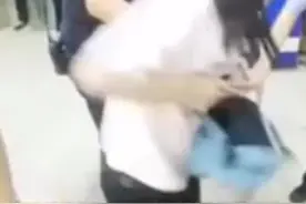 女子带刀具乘火车，撒泼打滚强行冲卡，是谁给你的勇气？#冲卡 #火车 #安检视频封面