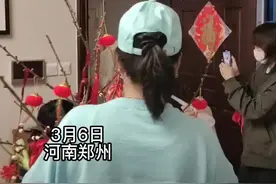 宝妈生完孩子回家，家人隆重迎接，跪在地上拥抱儿子那一刻让人泪目！#宝妈 #泪目 视频封面
