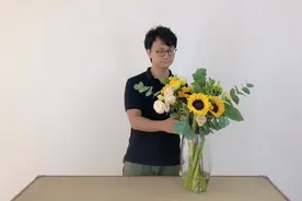 向日葵混搭瓶插花，家居插花教程？零基础花艺培训教学视频封面