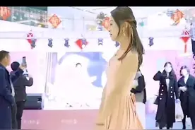 真功夫小师妹又来炸街了！#这姑娘可是头一次穿裙子前空翻！大家鼓励一下小师妹@DOU+小助手 ！🐮🐮视频封面