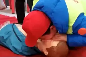 小记者变身“急救员”视频封面