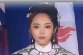一袭汉服、戴上发钗！当地时间6月11日，中国女留学生在加拿大参加毕业典礼，上台后还行了一个万福礼，端庄又大气！视频封面