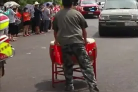 双向奔赴！重庆市群众送别救火英雄
车被“包围”敲锣打鼓相送视频封面