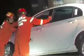 雨天开车注意！湖南一男子误把梯坎当车道开下去，幸好因为车底盘低被卡，没有发生更严重的事故视频封面