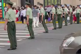 上海南京路步行街的一幕，让人真切感受到为什么是人民子弟兵！#中国军人最可爱