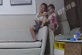 妹妹在沙发上险些摔下，哥哥下意识一把捞住，暖心摸头安慰！视频封面