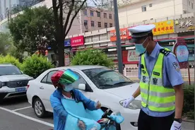 关于骑电动车戴头盔听听她们都是怎么说！#唐山视频封面
