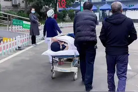 很多说婆婆老了不去照顾的，你到医院去看看.有几个媳妇伺候，在医院交💰的是儿子伺侯的是女儿，你认同吗？#儿媳#女婿#家庭日常视频封面