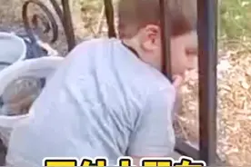 小朋友头被卡在栏杆里，老爸想出一系列办法，最后竟然是这样解决的！😂#搞笑视频封面