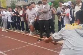 学生戴搞怪头套尬舞帮老师赢拔河比赛。#学校 #搞笑 #尬舞 视频封面