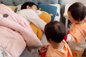 两岁半孩子的行为震惊了800万人，只因妈妈不舒服#小朋友的大世界 #人类幼崽成长计划 #人类幼崽成长记 #人类幼崽 #萌娃日常 #人类幼崽迷惑行为大赏 #双胞胎 #宝爸带娃 #宝宝成长vlog #小大人视频封面