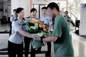 寻子24年 梦想终实现，郭刚堂一家跪谢办案民警，这一跪是数不尽的感激…视频封面