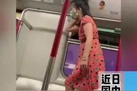 地铁女子踩凳练习劈腿乘客纷纷躲避离开#意外 #奇葩 #地铁视频封面