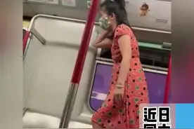 地铁女子踩凳练习劈腿乘客纷纷躲避离开#意外 #奇葩 #地铁视频封面
