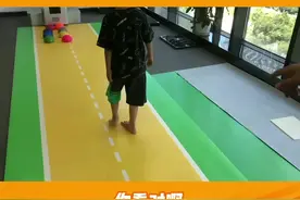 你家孩子如果走路也是会脚尖朝内，那接下来这个动作不妨在家坚持练习。#亲子 #熊孩子 #内八字 #日常训练  视频封面