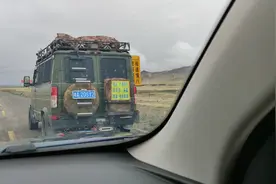一路上好多自驾游车，这位司机大哥带起氧气瓶，边开车边吸氧视频封面