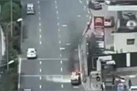 突发！贵阳一加油站附近，车辆自燃伴随爆炸声！视频封面