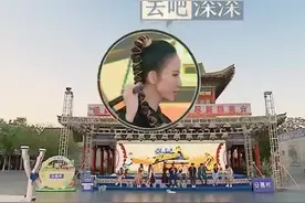 #周深 在游戏环节，被道具拽出了小碎步，看得出来深深全身都在用力了！#奔跑吧第十季 视频封面