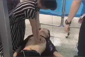 深圳：小伙抽搐倒地后无呼吸脉搏，过路护士长标准心肺复苏30秒救回视频封面