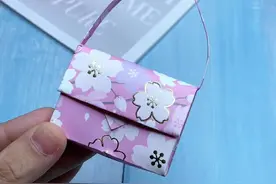 用一张纸给娃娃做迷你包包吧，女孩子的最爱，里面可以放好多小东西#折纸 #亲子手工 #简单折纸视频封面